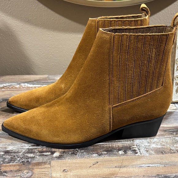 Like New! Marc Fisher Tan Suede Yarita  Ankle Booties SZ 6.5 - Picture 5 of 11